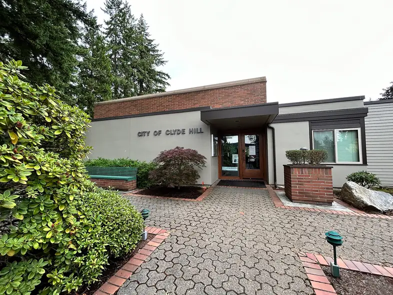 Entrance to the Clyde Hill, Washington city hall